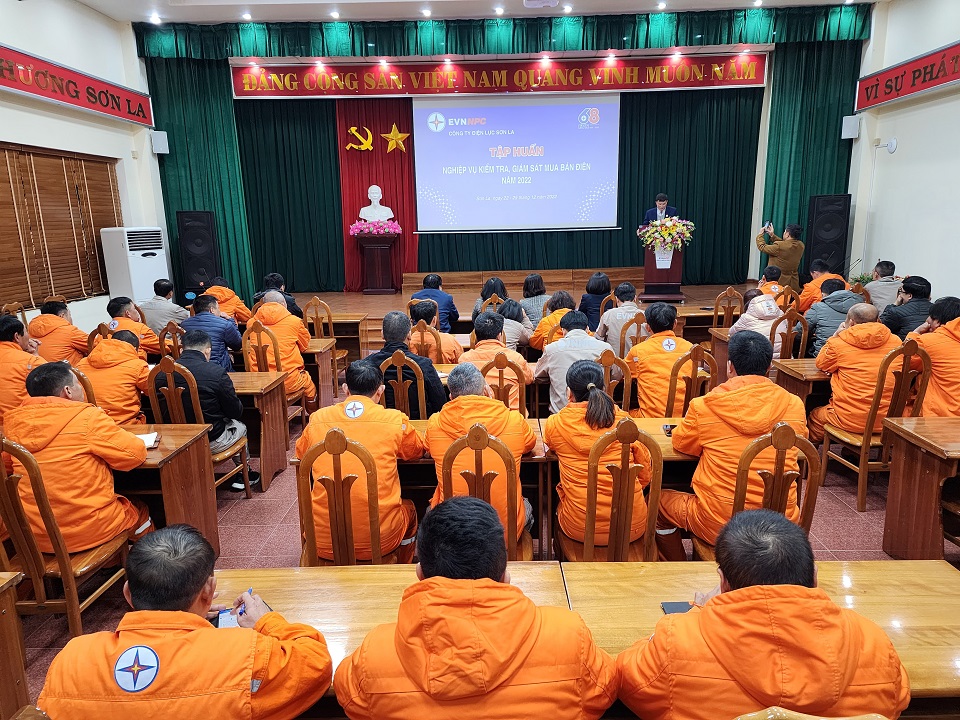 Tập huấn cấp thẻ Kiểm tra viên điện lực